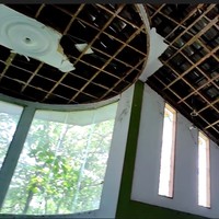 Lapisan plafon menghilang sehingga mengekspos genteng rumah. (Foto: YouTube/Sang Penjelajah Amatir)