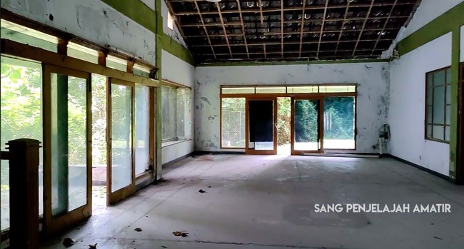 Pintu-pintu rumah dibiarkan terbuka begitu saja. Tak ada perabotan dan furnitur di dalam rumah sehingga membuat suasana rumah terasa hampa. (Foto: YouTube/Sang Penjelajah Amatir)