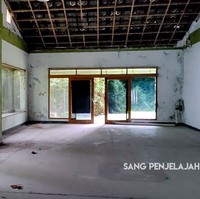 Pintu-pintu rumah dibiarkan terbuka begitu saja. Tak ada perabotan dan furnitur di dalam rumah sehingga membuat suasana rumah terasa hampa. (Foto: YouTube/Sang Penjelajah Amatir)