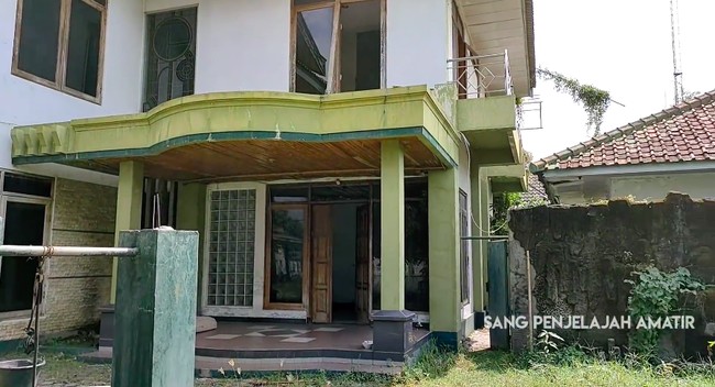 Inilah penampakan rumah mewah di Cirebon, Jawa Barat, yang disebut-sebut sudah tak berpenghuni selama 15 tahun, sebagaimana terabadikan di sebuah video YouTube Sang Penjelajah Amatir. (Foto: YouTube/Sang Penjelajah Amatir)