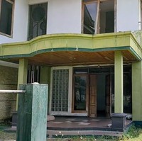 Inilah penampakan rumah mewah di Cirebon, Jawa Barat, yang disebut-sebut sudah tak berpenghuni selama 15 tahun, sebagaimana terabadikan di sebuah video YouTube Sang Penjelajah Amatir. (Foto: YouTube/Sang Penjelajah Amatir)