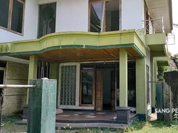 10 Penampakan Rumah Mewah yang Terbengkalai 15 Tahun, Horor Banget