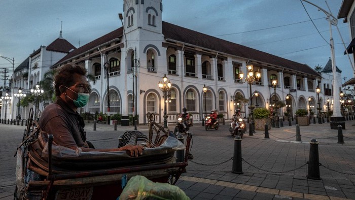 Seorang tukang becak menanti penumpang di kawasan wisata Cagar Budaya Kota Lama, Semarang, Jawa Tengah, Kamis (1/7/2021). Pemerintah berencana menerapkan PPKM Darurat pada 3 - 20 Juli mendatang di 48 Kabupaten/Kota berstatus pandemi level 4 dan 74 Kabupaten/Kota berstatus pandemi level 3 di Pulau Jawa dan Bali, dengan sejumlah aturan pengetatan aktivitas masyarakat di tempat publik guna menurunkan penambahan kasus aktif COVID-19. ANTARA FOTO/Aji Styawan/aww.