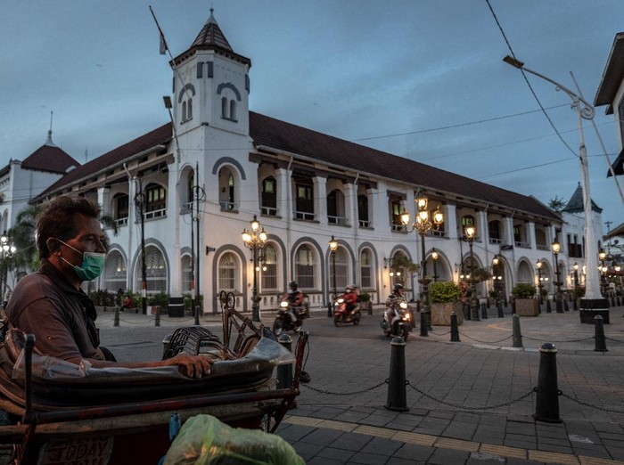 Seorang tukang becak menanti penumpang di kawasan wisata Cagar Budaya Kota Lama, Semarang, Jawa Tengah, Kamis (1/7/2021). Pemerintah berencana menerapkan PPKM Darurat pada 3 - 20 Juli mendatang di 48 Kabupaten/Kota berstatus pandemi level 4 dan 74 Kabupaten/Kota berstatus pandemi level 3 di Pulau Jawa dan Bali, dengan sejumlah aturan pengetatan aktivitas masyarakat di tempat publik guna menurunkan penambahan kasus aktif COVID-19. ANTARA FOTO/Aji Styawan/aww.