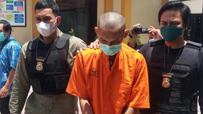 Seorang remaja di Kalteng ditangkap karena diduga membuat sertifikat vaksin Corona palsu. Mahasiswa diduga pengguna sertifikat palsu tersebut ikut ditangkap. (ANTARA/Adi Wibowo)