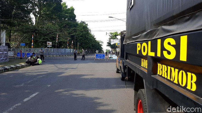 Petugas kepolisian berjaga di kawasan Universitas Jenderal Soedirman (Unsoed) jelang pengukuhan gelar profesor kehormatan kepada Jaksa Agung ST Burhanuddin.