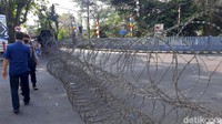 Sejumlah petugas kepolisian pun dikerahkan untuk berjaga di simpang tiga jalan kampus. Pasalnya beredar informasi akan adanya aksi mahasiswa terkait pengukuhan gelar profesor tersebut. Dalam ajakan aksi tersebut, BEM Unsoed mengajak seluruh mahasiswa untuk menguningkan Graha Unsoed. Mereka menuntut realisasi Jaksa Agung dalam penuntasan kasus pelanggaran HAM berat.