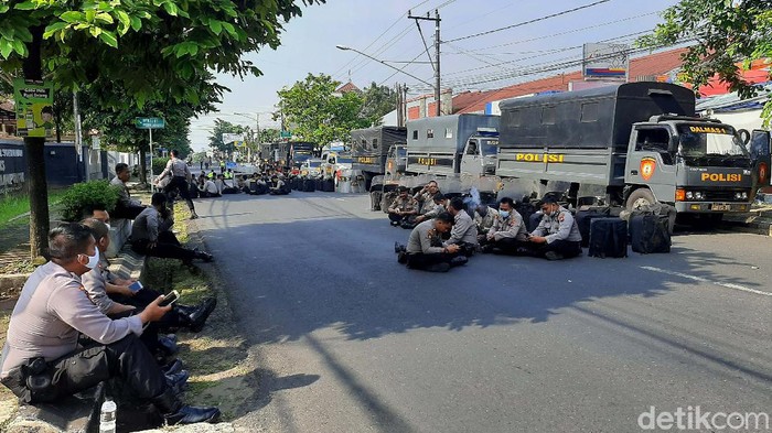 Petugas kepolisian berjaga di kawasan Universitas Jenderal Soedirman (Unsoed) jelang pengukuhan gelar profesor kehormatan kepada Jaksa Agung ST Burhanuddin.