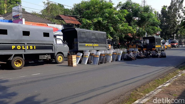 Suasana di Kawasan Unsoed Jelang Pengukuhan Profesor ke Jaksa Agung Petugas kepolisian berjaga di kawasan Universitas Jenderal Soedirman (Unsoed) jelang pengukuhan gelar profesor kehormatan kepada Jaksa Agung ST Burhanuddin.