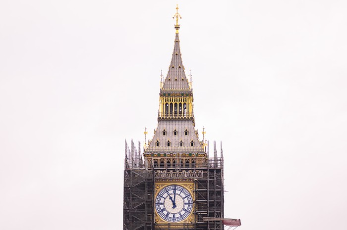Pemugaran menara jam Big Ben di Inggris hampir rampung. Warna jarum jam Big Ben pun dikembalikan ke warna aslinya yakni biru Prusia. Ini penampakannya.