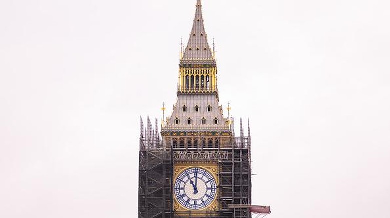 Pemugaran menara jam Big Ben di Inggris hampir rampung. Warna jarum jam Big Ben pun dikembalikan ke warna aslinya yakni biru Prusia. Ini penampakannya.