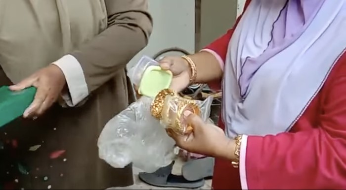 Tak Sengaja Buang Emas Rp 240 Juta, Emak-emak Ini Rela Bongkar Sampah Makanan