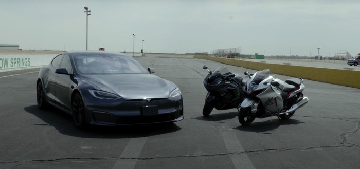 Tesla Model S Plaid vs Suzuki Hayabusa and Kawasaki ZX-14R