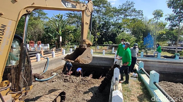 Pemkot Kediri normalisasi dan resirkulasi saluran Instalasi Pipa Air Limbah dan kolam lindi di TPA Klotok. Sehingga tidak menimbulkan bau menyengat.