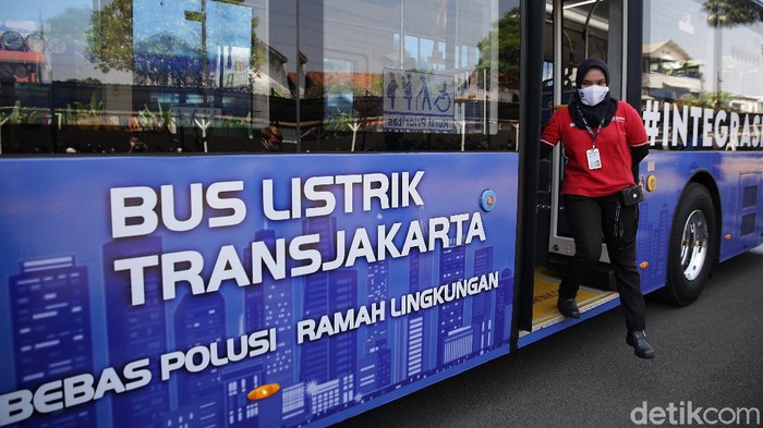 Bus listrik Transjakarta mulai melakukan uji coba di Jakarta, Jumat (10/9). Pemerintah Provinsi DKI Jakarta menargetkan pada tahun 2025 penggunaan 5.000 bus listrik Transjakarta untuk mengurangi polusi udara.