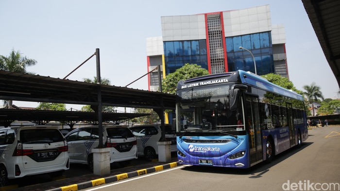 Bus listrik Transjakarta mulai melakukan uji coba di Jakarta, Jumat (10/9). Pemerintah Provinsi DKI Jakarta menargetkan pada tahun 2025 penggunaan 5.000 bus listrik Transjakarta untuk mengurangi polusi udara.