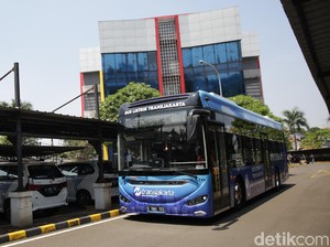 Bus TransJ Tabrak Separator Busway Jl MT Haryono Dievakuasi, Lalin Normal Lagi
