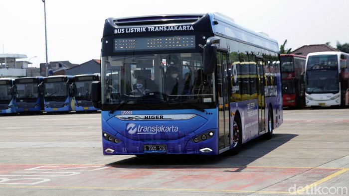 Bus listrik Transjakarta mulai melakukan uji coba di Jakarta, Jumat (10/9). Pemerintah Provinsi DKI Jakarta menargetkan pada tahun 2025 penggunaan 5.000 bus listrik Transjakarta untuk mengurangi polusi udara.