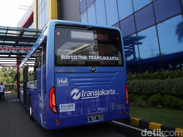 Bus listrik Transjakarta mulai melakukan uji coba di Jakarta, Jumat (10/9). Pemerintah Provinsi DKI Jakarta menargetkan pada tahun 2025 penggunaan 5.000 bus listrik Transjakarta untuk mengurangi polusi udara.