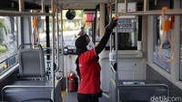 Petugas memeriksa Bus Listrik sebelum di Uji Coba di Depo Cawang, Jakarta, Jumat (10/9/2021). Nantinya, Pemerintah Provinsi DKI Jakarta menargetkan penggunaan 5.000 bus listrik Transjakarta pada tahun 2025 guna mengurangi polusi udara. 