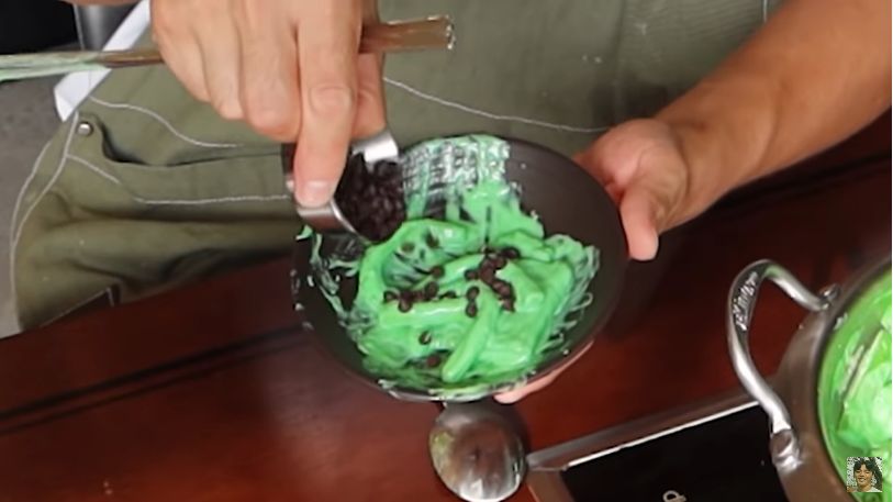 Tteokbokki unik pakai saus mint choco