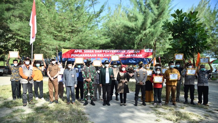 Sebanyak 200 relawan pemulasaran jenazah COVID-19 dari berbagai organisasi mendapat penghargaan dari Bupati Kebumen Arif Sugiyanto atas dedikasinya dalam mendukung percepatan penanganan COVID-19. Meski PPKM Kebumen kini sudah turun level dari 4 ke 3, masyarakat tetap diminta untuk tidak lengah.