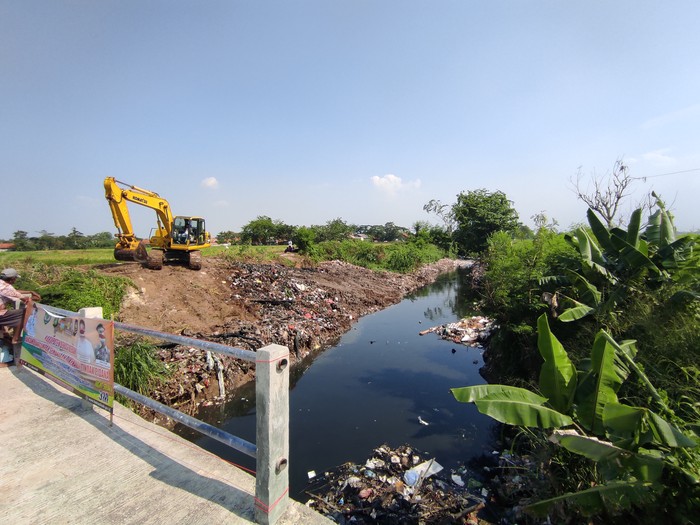 Usah dibersihkan dengan eskavator, kali busa sampah di kali mulai berkurang. Usah dibersihkan dengan eskavator, kali busa sampah di kali mulai berkurang.