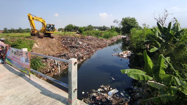 Usah dibersihkan dengan eskavator, kali busa sampah di kali mulai berkurang. Usah dibersihkan dengan eskavator, kali busa sampah di kali mulai berkurang.
