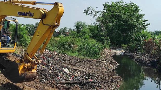 Usah dibersihkan dengan eskavator, kali busa sampah di kali mulai berkurang.