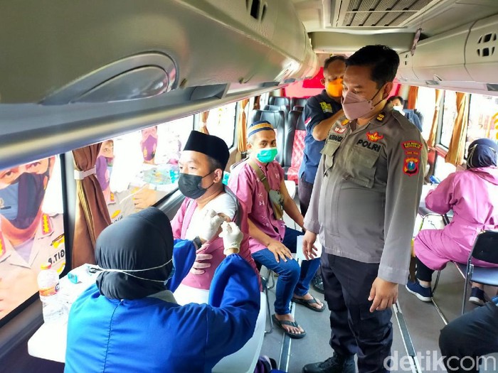 Jemaah salat Jumat di Masjid Agung Sidoarjo mendapat vaksinasi COVID-19. Sebab, ada bus gerai vaksin Polresta Sidoarjo di depan masjid tersebut.