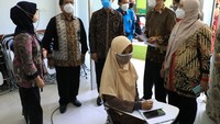 Didampingi Rektor UNS Jamal Wiwoho, Gibran mengunjungi tiga Fakultas yang telah menjalankan Pembelajaran Tatap Muka, yakni Fakultas Kedokteran, Fakultas Hukum, dan Fakultas Ekonomi dan Bisnis (Foto: dok. Humas UNS)