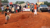 Warga memanfaatkan lahan tanah merah proyek Tol Cijago Seksi tiga sebagai alternatif lokasi hiburan serta olahraga di saat taman dan tempat wisata masih ditutup oleh pemerintah karena pandemi COVID-19.