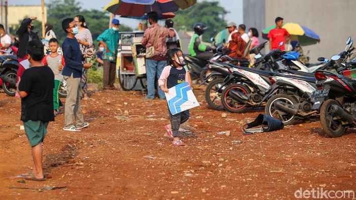Proyek Tol Cijago Seksi 3 tengah berlangsung pengerjaannya. Warga memanfaatkan lahan proyek yang masih tanah merah di Tanah Baru, Depok, sebagai tempat bermain.