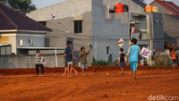 Sejumlah anak-anak bermain layang-layang di lahan proyek Tol Cijago seksi 3, Tanah Baru, Depok, Jawa Barat, Jumat (10/9/2021).
