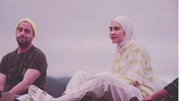 Bukan hanya datang, tapi Dave Moffatt juga menyanyikan beberapa lagu untuk Zaskia Adya Mecca yang sedang berulang tahun kala itu. Foto: Instagram