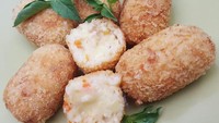 Gorengan tak melulu untuk orang dewasa. Kalau kamu mau bikin gorengan enak untuk si kecil, coba resep kroket nasi ini. Dibuat dari nasi putih dengan isian daging ayam dan keju mozzarella. Bahan dan cara membuat kroket nasi bisa dilihat di resep ini. Foto: detikfood