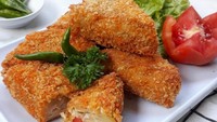 Kalau bosan tempe goreng biasa, coba bikin tempe goreng ragout ini. Bentuknya segitiga dengan tekstur renyah di luar dan lembut di dalam. Ragoutnya sendiri istimewa dengan paduan wortel, kentang, dan daging ayam. Ini dia resep tempe goreng ragout. Foto: Umi Muslimatun