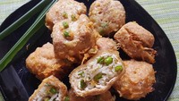 Penggemar tahu bisa puaskan selera dengan resep ini. detikfood punya resep tahu goreng ranjau yang menggunakan tahu goreng Sumedang sebagai bahan utama. Isiannya ada wortel, kol, tauge, dan cabai rawit hijau. Ini dia resep tahu goreng ranjau. Foto: detikfood