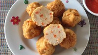 Kalau mau gorengan yang enak dan sehat, bola-bola ayam goreng inilah solusinya. Bahannya ada daging dada ayam, wortel, hingga telur ayam. Kamu bisa mengintip cara membuat bola-bola ayam goreng di sini. Foto: detikfood 