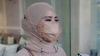 Angel Lelga ditemui di kawasan Kebayoran Lama, Jakarta Selatan, pada Jumat (10/9/2021) mengaku lega karena proses hukum Vicky Prasetyo sudah mencapai titik ini. (Foto: Palevi/detikcom) 