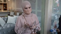 Saya nggak mau memenjarakan orang. Tetapi pada saat dia sudah dinyatakan menjadi tersangka dan terbukti di pengadilan, itu sudah jawaban bagi saya, tegas Angel Lelga. (Foto: Palevi/detikcom) 