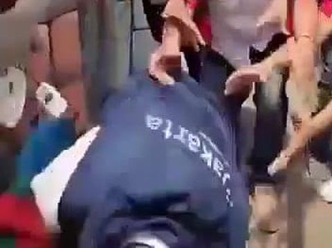 Anies terperosok ke parit saat sapa warga