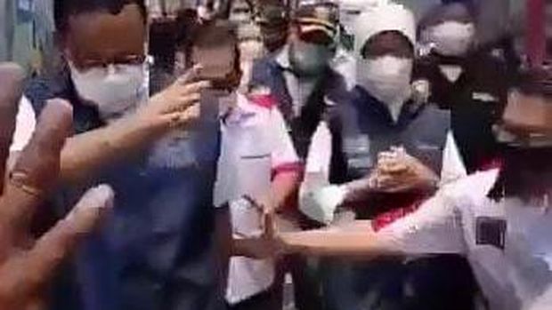 Anies terperosok ke parit saat sapa warga