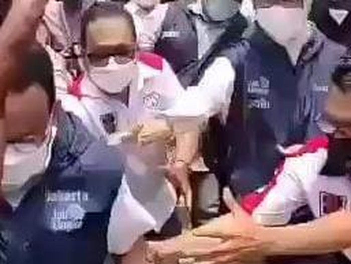 Anies terperosok ke parit saat sapa warga