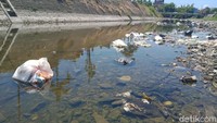 Sampah yang dibuang orang tidak bertanggungjawab itu terlihat di dasar sungai yang mengering di kota Kecamatan Cawas, Klaten. 