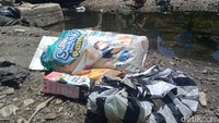 Sampah dari plastik, kasur, popok, dan lainnya berceceran di lokasi.