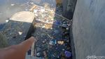 Belum Usai soal Ribuan Ikan Mati, Sungai Dengkeng Kini Penuh Sampah