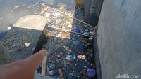 Selain mengganggu pandangan, sampah tersebut juga rawan memicu banjir.