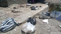 Terlihat sejumlah kantong plastik diduga berasal dari sampah rumah tangga.