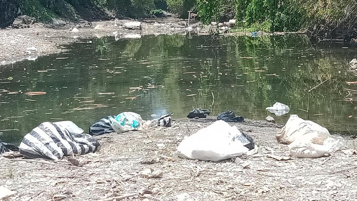 Belum usai masalah soal ribuan ikan mati mendadak di Sungai Dengkeng. Kini anak sungai Bengawan Solo tersebut malah dipenuhi sampah.